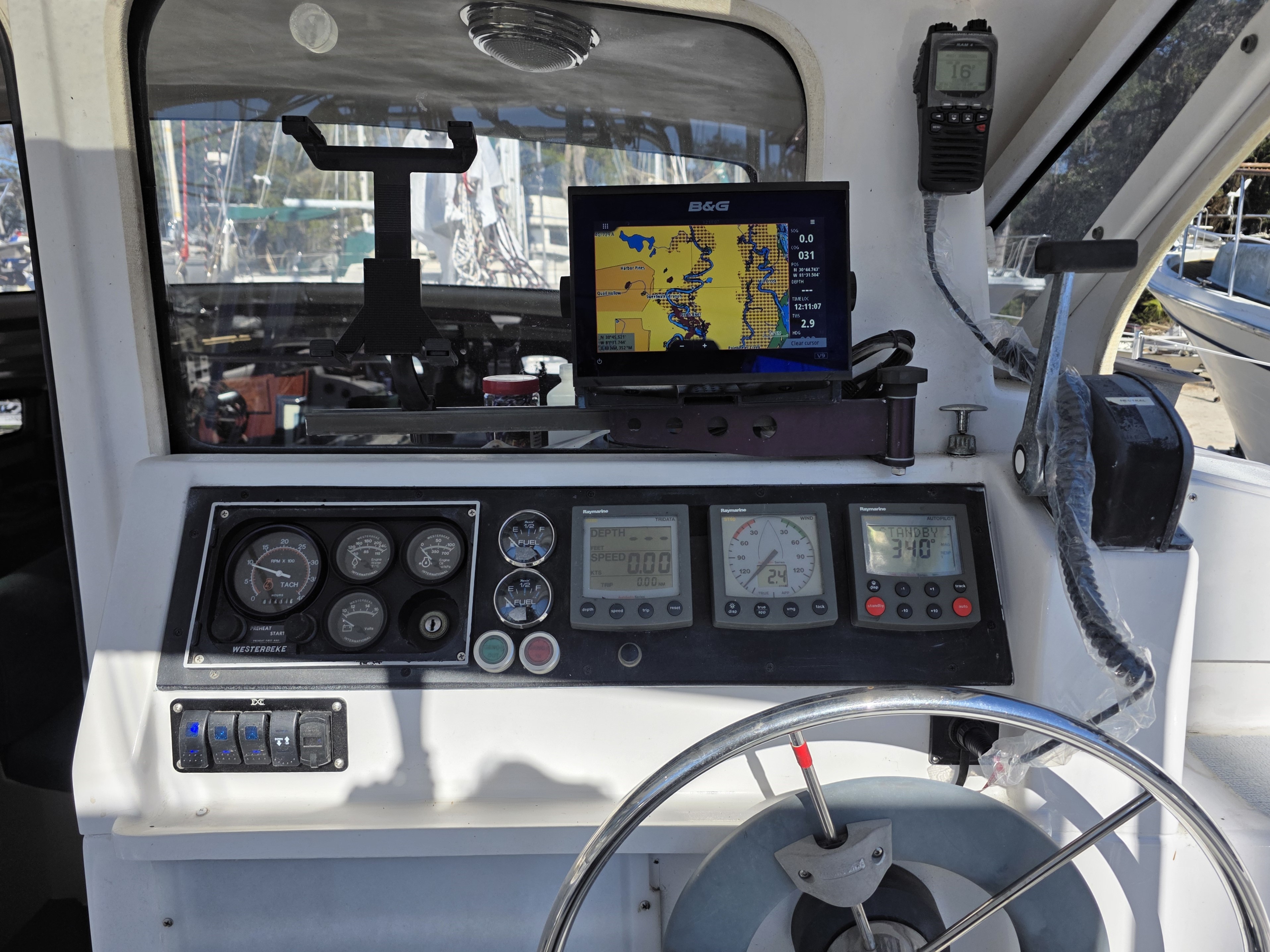 Oasis helm station